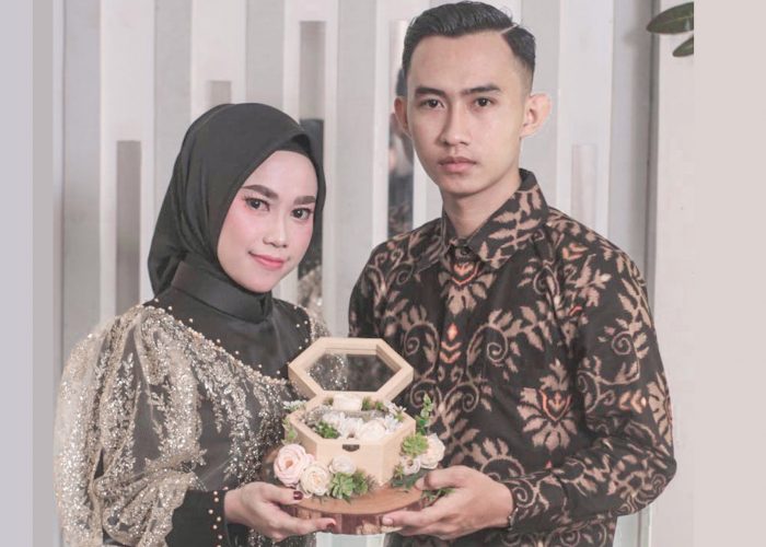Rini & Dhoni tunangan